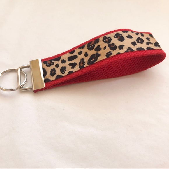 Leopard with red keychain - Picture 2 of 2